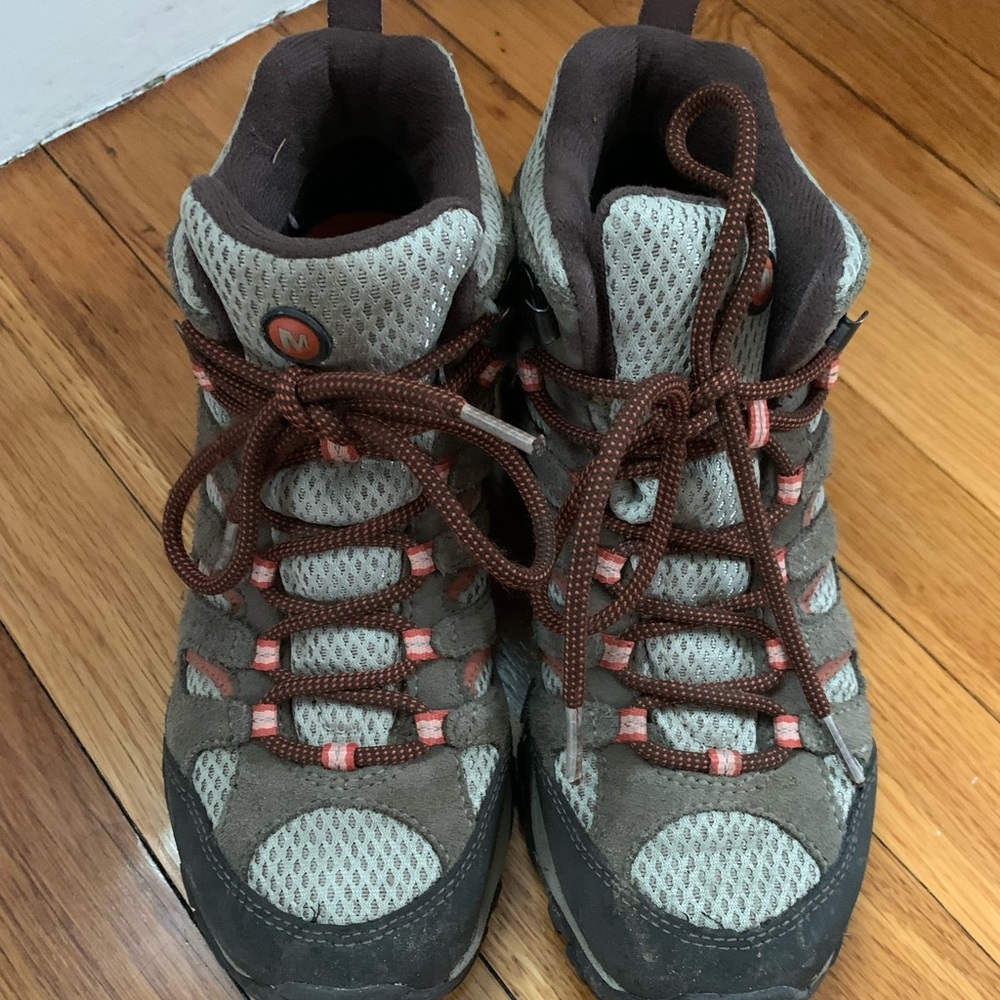 Merrell Moab 2 Mid Waterproof size 7.5 in bungee cord